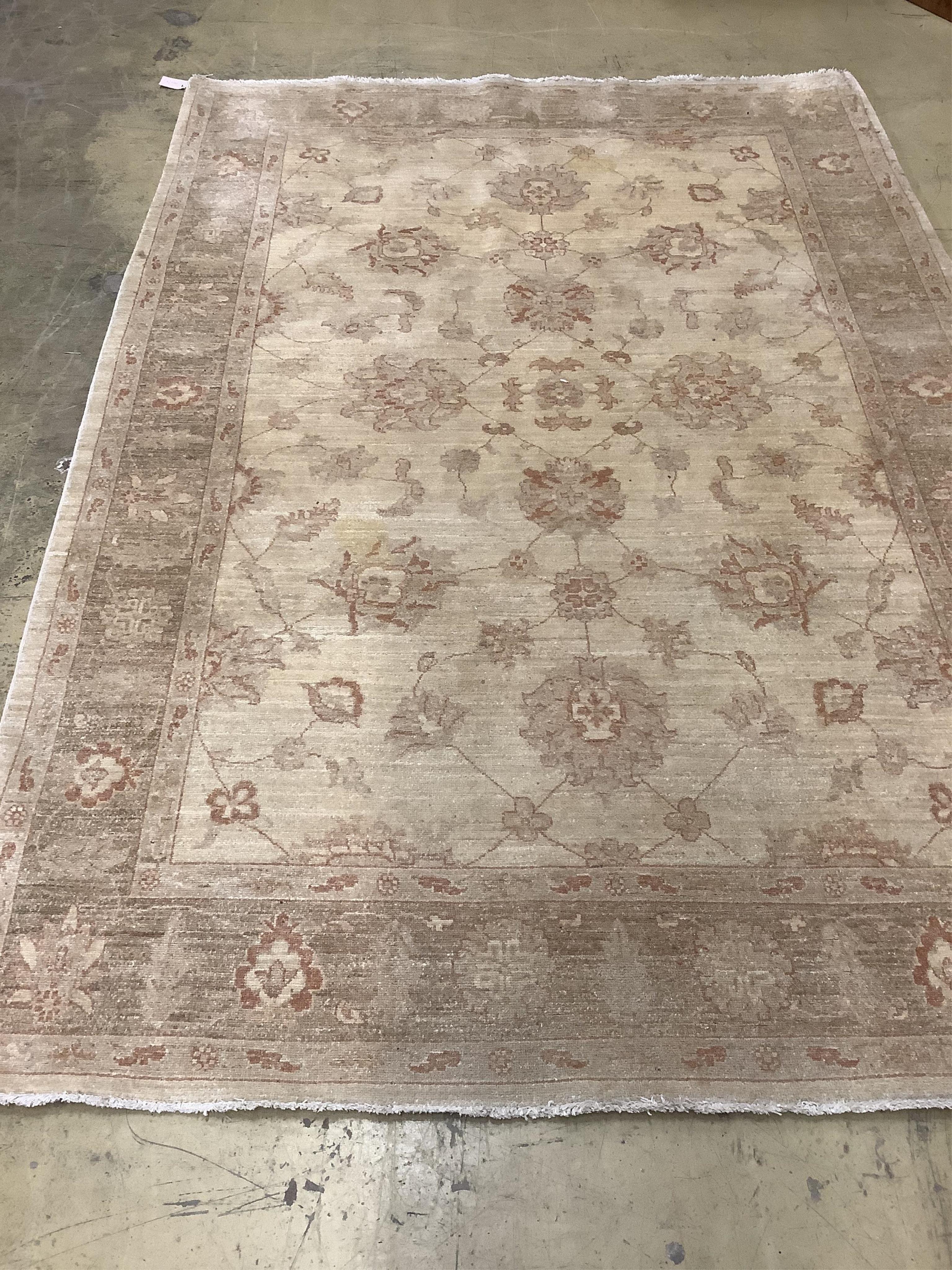 A Zeigler style ivory ground carpet, 260cm x 178cm. Condition - good but has a small stained patch and will require cleaning.